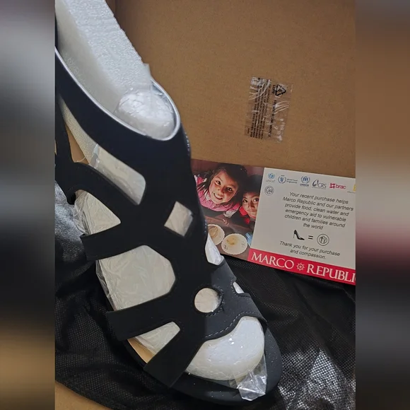 🆕️Gorgeous Black Wedge Heels - Picture 2 of 4